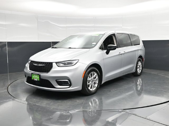 Used 2024 Chrysler Pacifica Touring-L FWD image 8