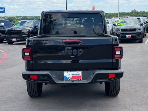 Used 2023 Jeep Gladiator Overland AWD/4WD image 6