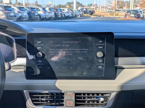 Certified 2025 Volkswagen Taos SE w/ Panoramic Sunroof Package image 18