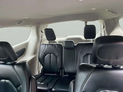 Used 2023 Chrysler Pacifica Touring-L FWD image 13