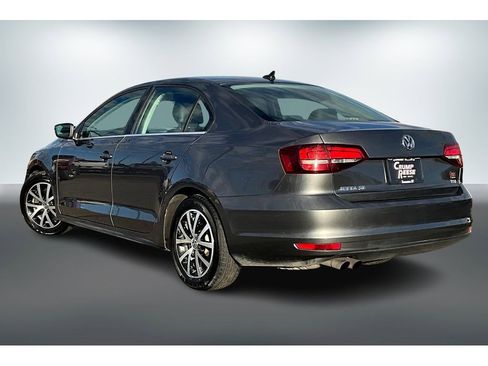 Used 2017 Volkswagen Jetta SE image 4