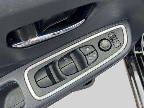 Certified 2025 Nissan Versa SR image 17