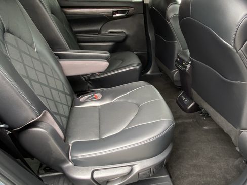 Used 2023 Toyota Highlander Platinum image 12