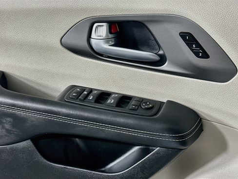 Used 2024 Chrysler Pacifica Touring-L FWD image 15