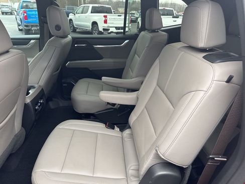 Used 2024 GMC Acadia Elevation w/ Luxury Package image 4