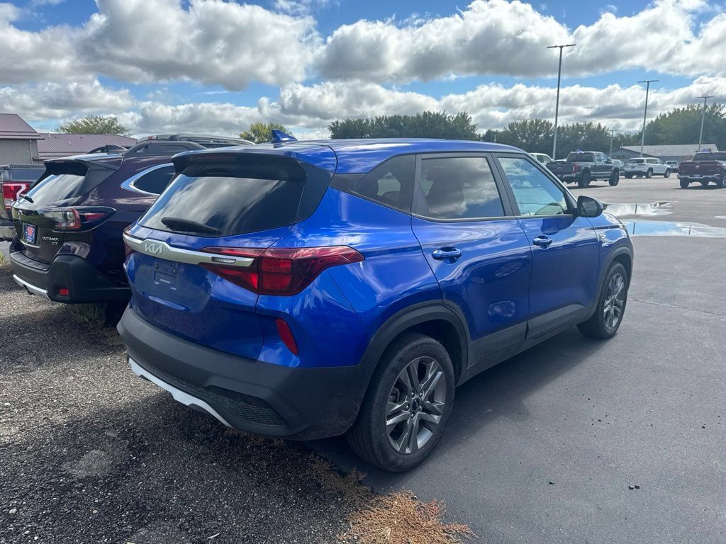 Used 2022 Kia Seltos LX AWD/4WD image 2