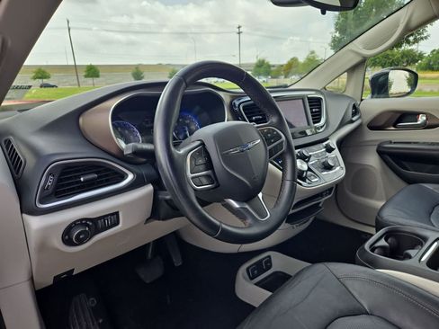 Used 2018 Chrysler Pacifica Touring-L FWD image 2