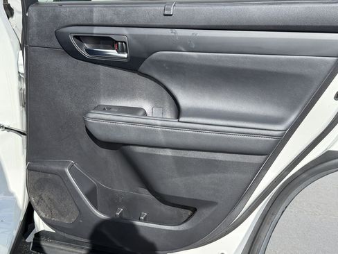Used 2023 Toyota Highlander XLE AWD/4WD image 32
