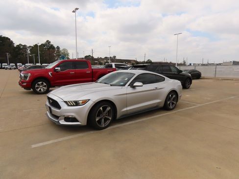 Used 2015 Ford Mustang Coupe image 2