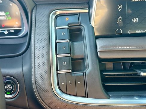 Used 2023 GMC Yukon SLT w/ SLT Premium Package image 16