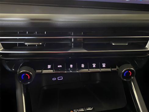 Used 2025 Chevrolet Traverse LT FWD image 5