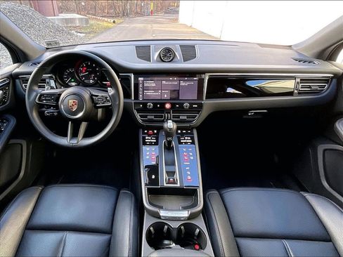 Used 2025 Porsche Macan image 18