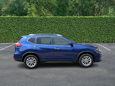 Used 2017 Nissan Rogue SV AWD/4WD image 2