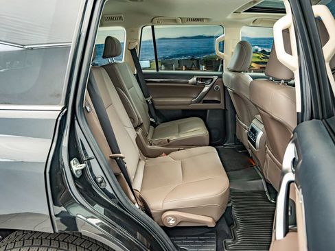 Used 2023 Lexus GX 460 Premium w/ Accessory Package AWD/4WD image 39