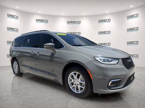 Used 2022 Chrysler Pacifica Touring-L FWD image 1