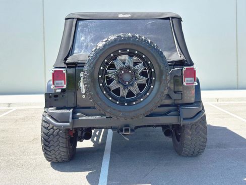 Used 2016 Jeep Wrangler Sahara AWD/4WD image 4