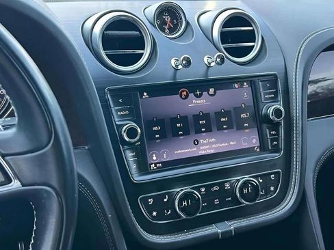 Used 2017 Bentley Bentayga AWD/4WD image 21