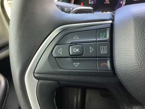 Used 2025 Jeep Grand Cherokee Altitude RWD image 19