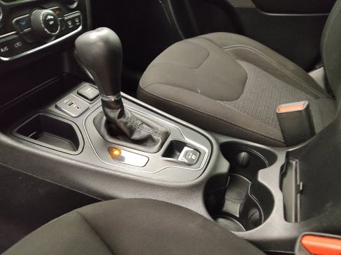 Used 2019 Jeep Cherokee Latitude w/ Popular Appearance Group FWD image 26