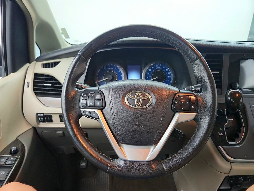 Used 2015 Toyota Sienna XLE FWD image 17