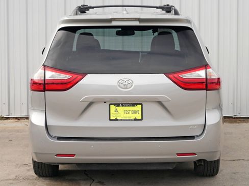 Used 2018 Toyota Sienna XLE Premium image 49