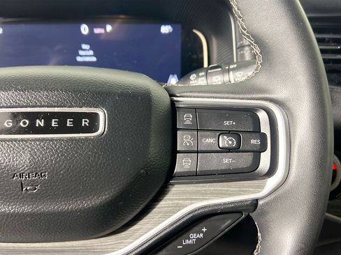 Used 2024 Jeep Wagoneer L Series II RWD image 19