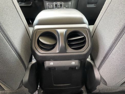 Used 2024 Jeep Wrangler Unlimited image 16