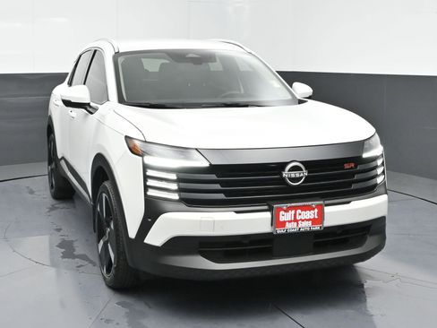 Used 2025 Nissan Kicks SR image 3