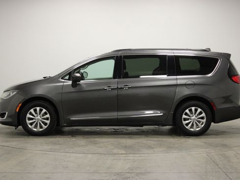 Used 2017 Chrysler Pacifica Touring-L image 5