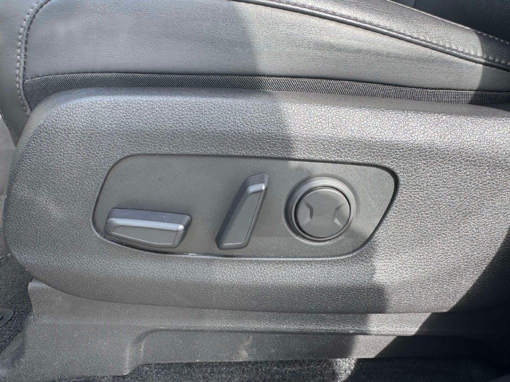 Used 2024 Kia Carnival EX FWD image 17