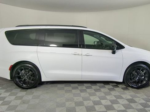 New 2026 Chrysler Pacifica Select w/ S Appearance Package image 4