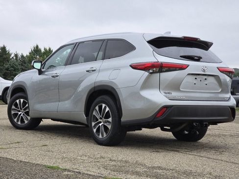 Used 2021 Toyota Highlander XLE FWD image 19