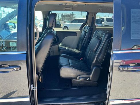 Used 2014 Chrysler Town & Country Touring image 15