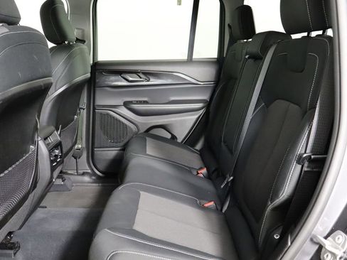 Used 2023 Jeep Grand Cherokee Laredo image 16