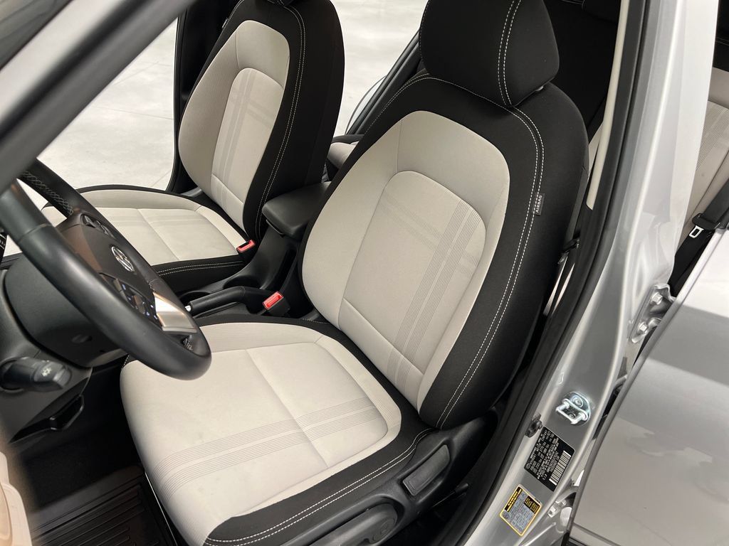 Used 2025 Hyundai Venue SEL FWD image 11