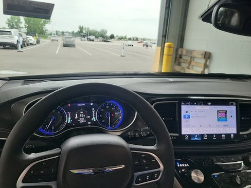 Used 2024 Chrysler Pacifica Touring-L FWD image 7