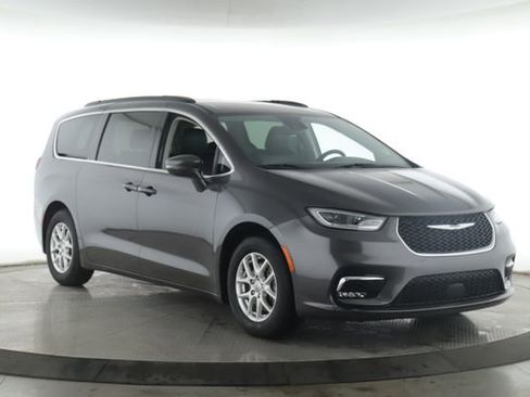 Used 2022 Chrysler Pacifica Touring-L FWD image 2