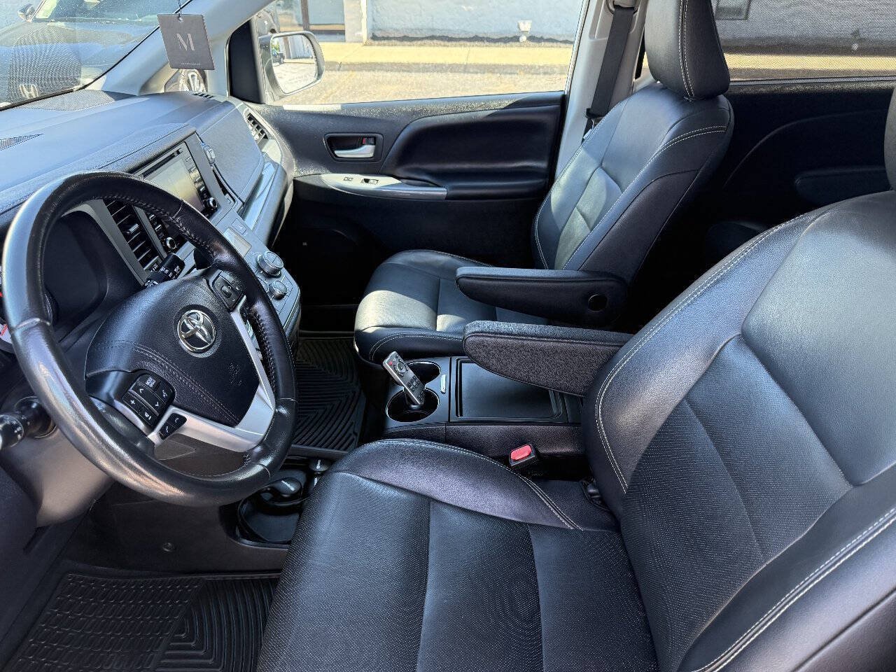 Used 2020 Toyota Sienna SE Premium w/ Nightshade Edition FWD image 16