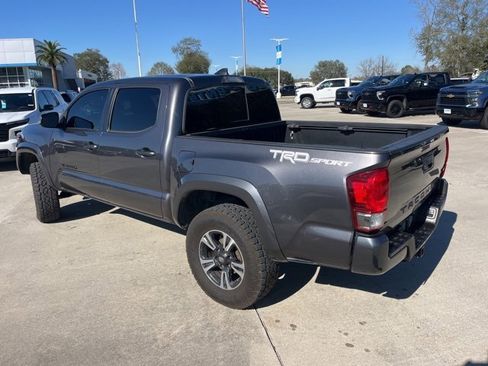 Used 2017 Toyota Tacoma TRD Sport image 4