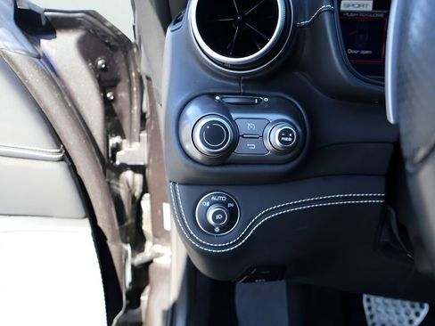 Used 2020 Ferrari Portofino RWD image 41