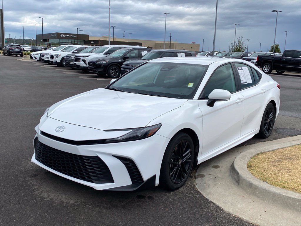 Used 2025 Toyota Camry SE FWD image 3