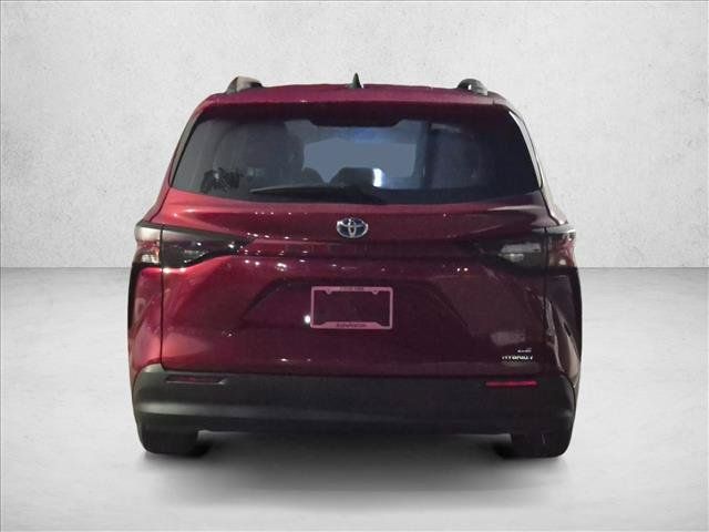 Used 2023 Toyota Sienna LE FWD image 6