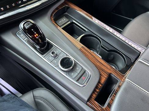 Used 2022 Cadillac Escalade Luxury w/ LPO, Floor Liner Package AWD/4WD image 24