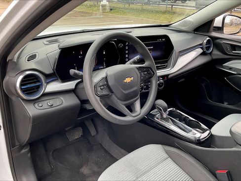 Certified 2025 Chevrolet Trax LT image 17