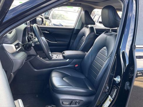 Used 2024 Toyota Highlander XLE image 24