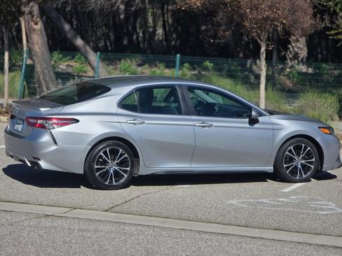 Used 2018 Toyota Camry SE w/ Convenience Package image 6