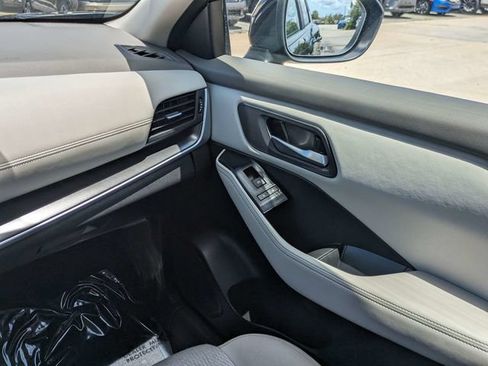 Used 2025 Nissan Rogue SV FWD image 16