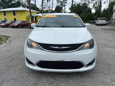 Used 2018 Chrysler Pacifica Touring-L Plus w/ Tire & Wheel Group FWD image 3
