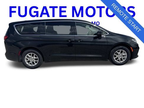 Used 2024 Chrysler Pacifica Touring-L FWD image 7