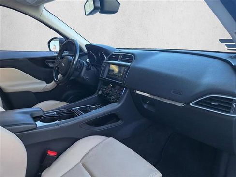 Used 2017 Jaguar F-PACE image 17